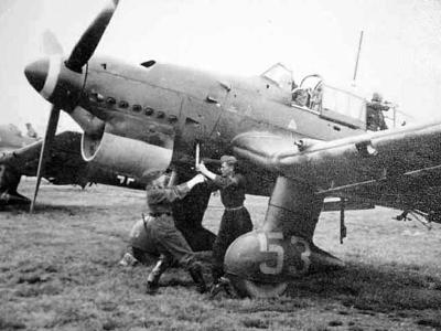 Ju87 B-1 „53” mechanics using a hand crank to start the engine
