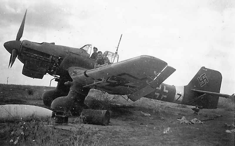 US Soldiers posed with captured Luftwaffe Ju87 B Stuka
