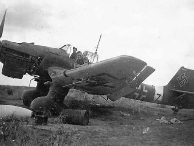 US Soldiers posed with captured Luftwaffe Ju87 B Stuka