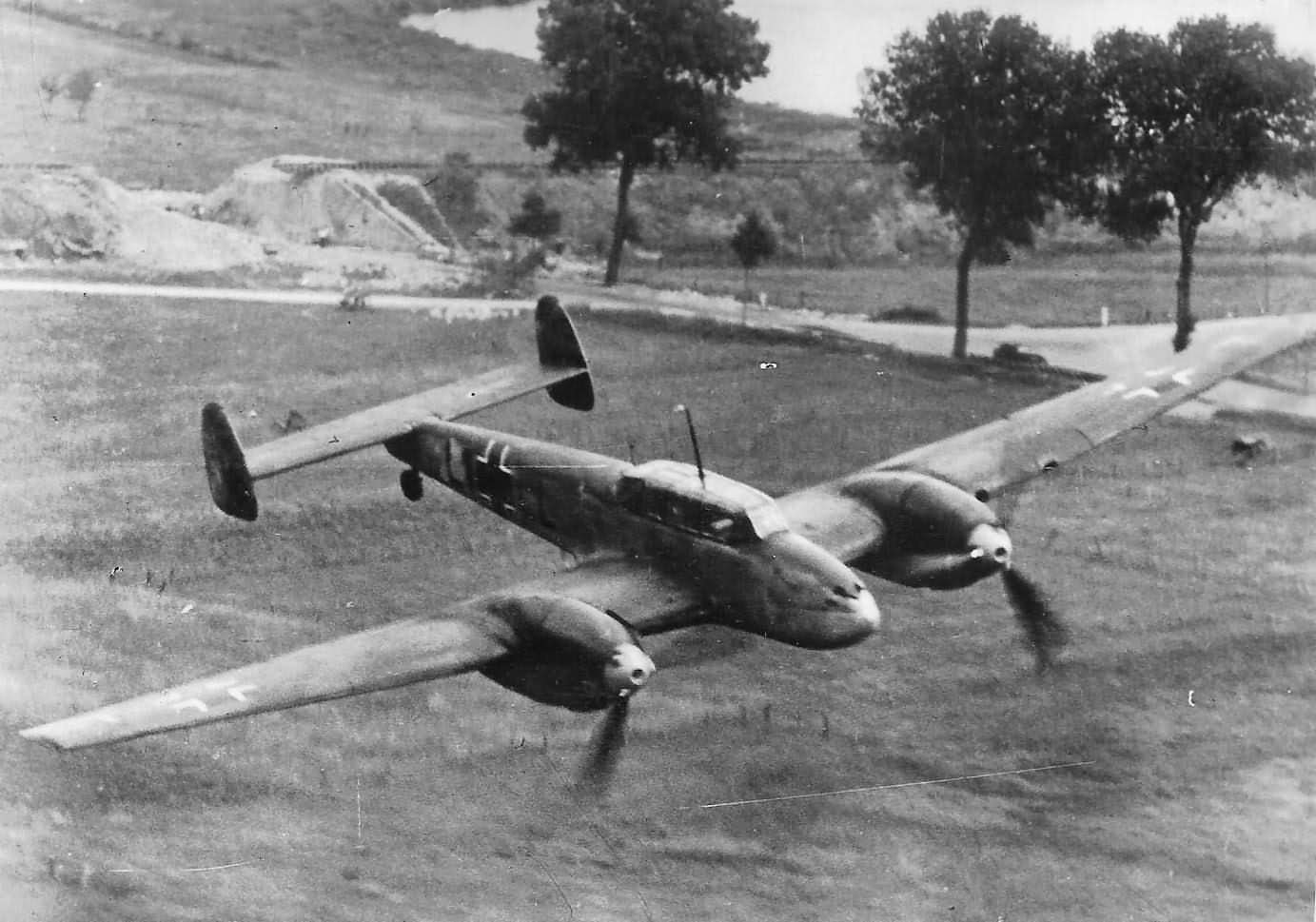 Messerschmitt_Bf_110_LG1_July_1940.jpg
