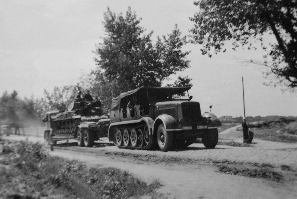 http://www.worldwarphotos.info/wp-content/gallery/germany/halftracks/sdkfz-8/schwerer_Zugkraftwagen_12t_SdKfz_8_with_trailer_used_as_tank_recovery_vehicle_France_1940.jpg