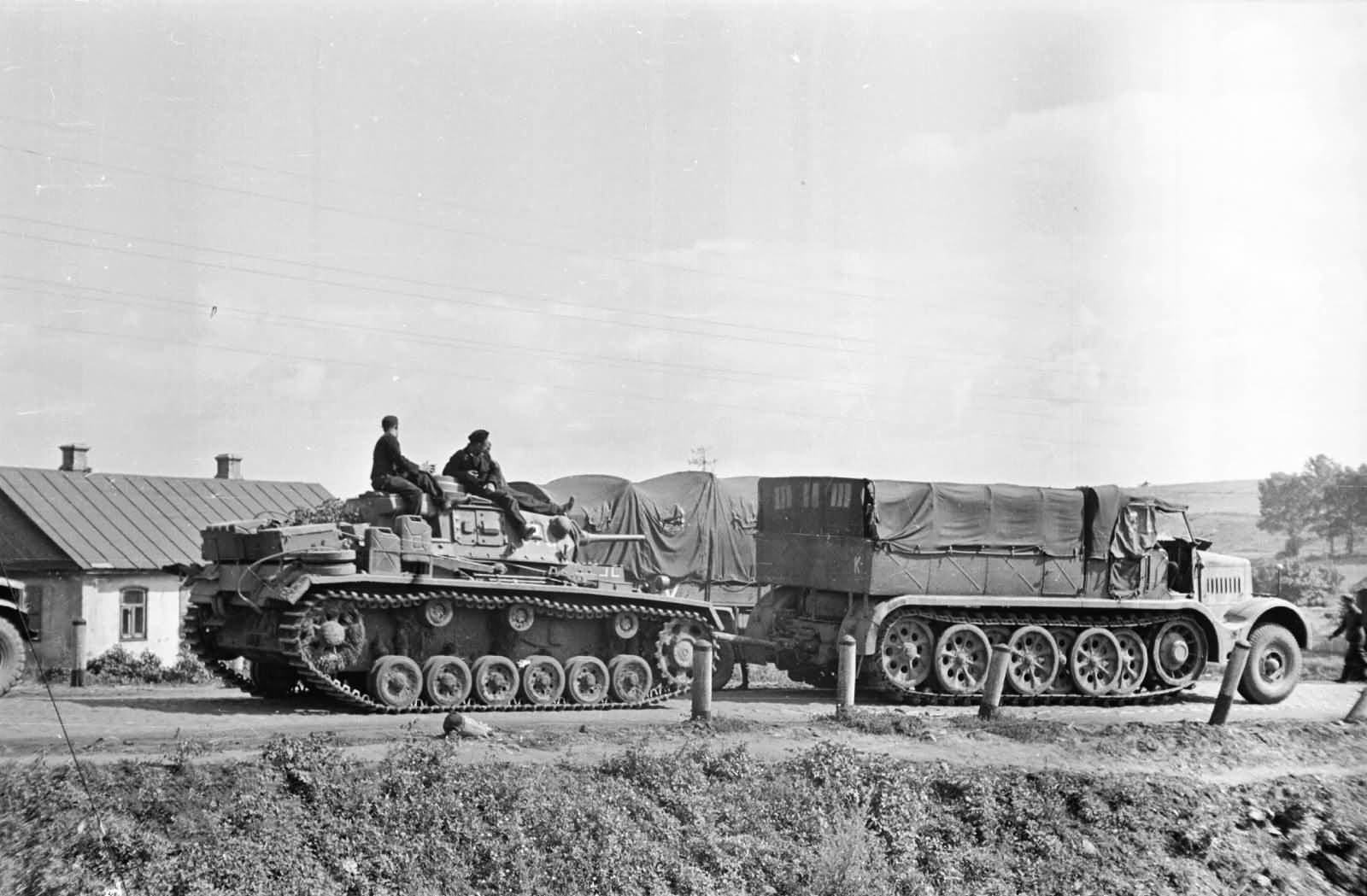 Sdkfz 9 FAMO towing Panzer III Russia 1941