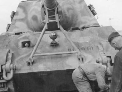 Jagdtiger number 301 of the schwere Panzer Jager Abteilung 653 with zimmerit front view