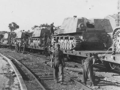 Nashorn Panzerjager rail transport to Anzio