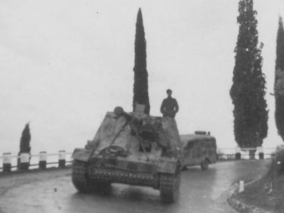 Nashorn tank destroyer on road