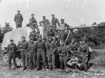 Panzerjager Hornisse Nashorn And Crew