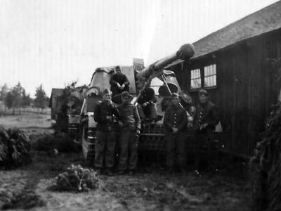 Panzerjager Nashorn Hornisse German tank destroyer with crew