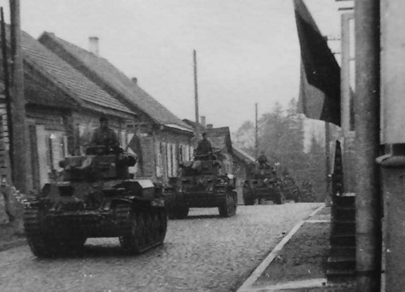 http://www.worldwarphotos.info/wp-content/gallery/germany/tanks/panzer-38t/Panzer-38t-tanks-in-Poland-1939.jpg