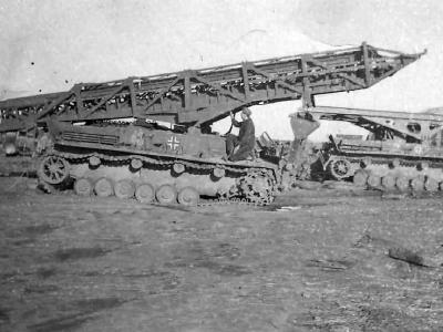 Infanterie Sturmsteg Number 43 and Bruckenlegepanzer IV auf Panzer IV