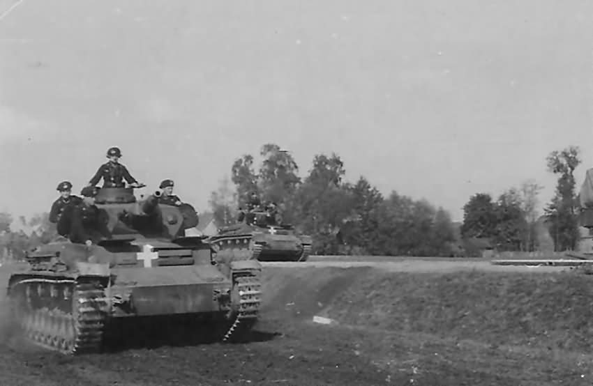 German_tanks_Panzer_IV_Ausf_C_near_Sochaczew_Poland_1939.jpg