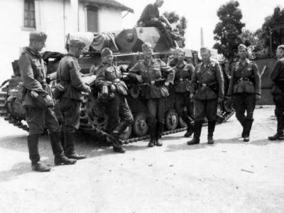 Panzerkampfwagen IV (Sd.Kfz.161) with infantry