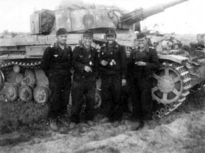 Pz.Kpfw IV Ausf G crew Ruhr Pocket 1945