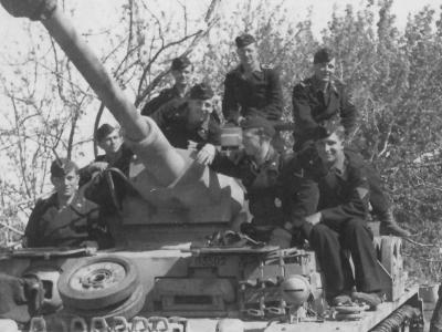 Panzer IV Ausf G tank and crew 1943