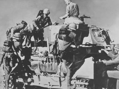 Panzerkampfwagen IV and soldiers of Afrika Korps