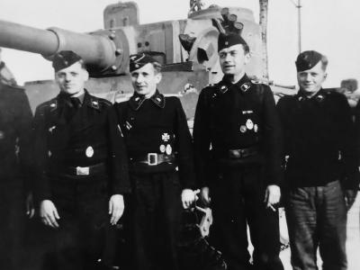 Early Tiger tank 223 and crew of the schwere panzer abteilung 505