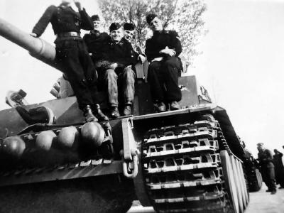 Early Tiger tank 223 and crew of the schwere panzerabteilung 505