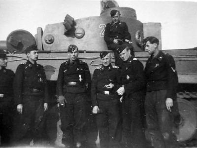 Early Tiger tank and crew of the schwere panzer abteilung 505