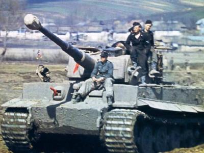Panzer VI Tiger of Schwere Panzer Abteilung 506 with its crew color photo 2