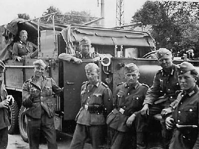 Wehrmacht troops pose with a Henschel 33