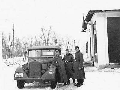 Horch 901 Wehrmacht car and soldiers