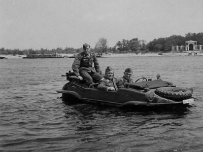 Schwimmwagen in water 5