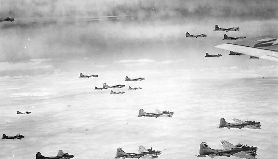 B-17_Bomber_Formation_Enroute_to_Target_384_Bomb_group.jpg