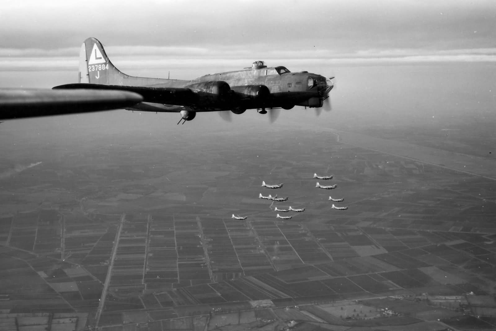 B-17_Formation_381_bomb_group.jpg