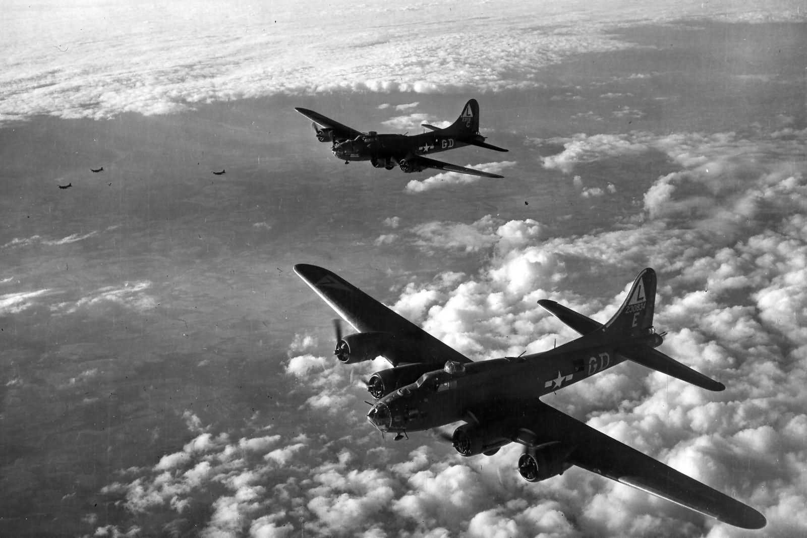 B-17_Formation_381_bomb_group_534_bomb_squadron.jpg