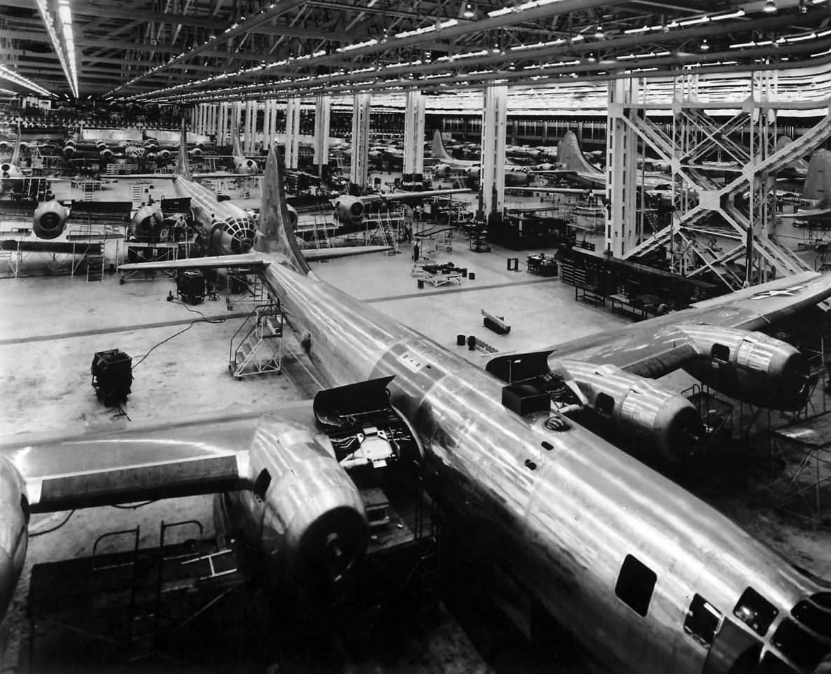 B-29_on_assembly_line_at_Wichita_Plant_4
