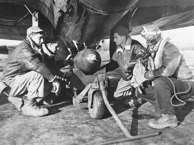 Lt Fields and armament crew of the 351st Fighter Squadron, 353rd Fighter Group and P-47D Thunderbolt YJ-F 42-75570 „Devils Thumb” – 1943