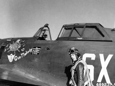 Lt Clifford Armstrong of the 352nd FS, 353rd Fighter Group with his P-47D 42-7904 SX-F. Nose art „Gun melody”