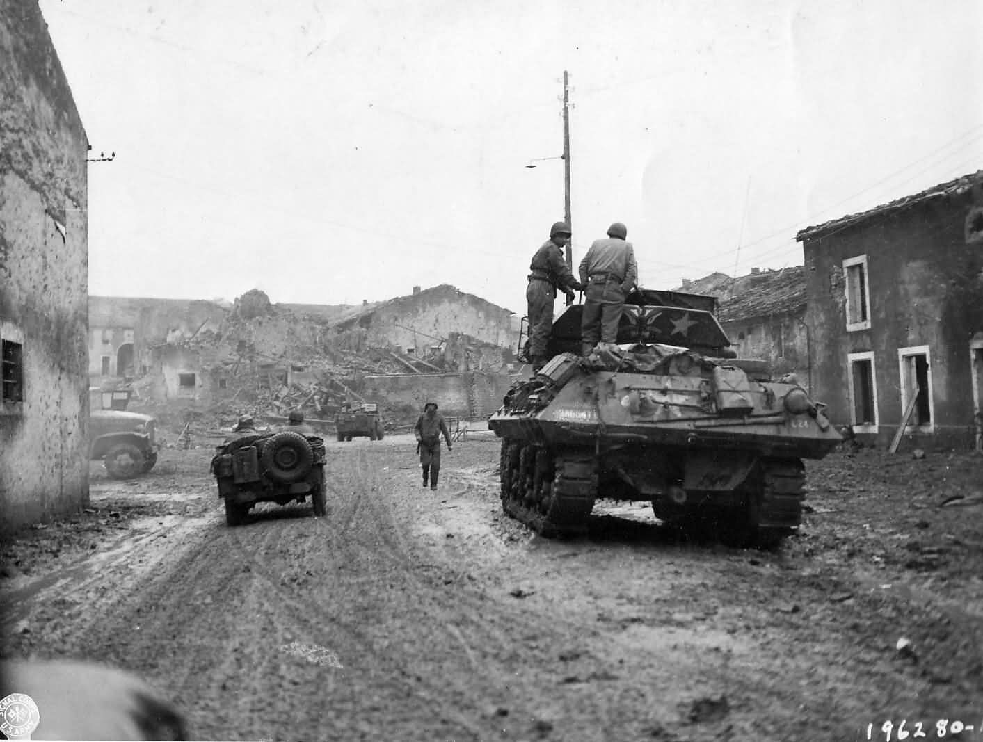 M10_Tank_Destroyer_And_Jeep_Enter_Fresne