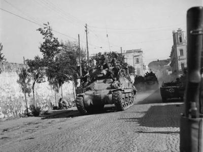 M4 Sherman and US Troops Italy