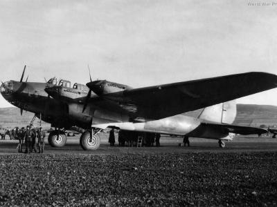 Pe-8 42066 Molotov’s plane arriving at RAF Pealing 20 May 1942