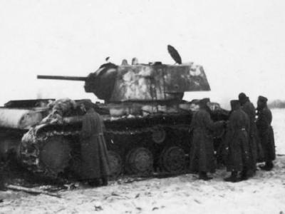 German soldiers examining KV1 tank