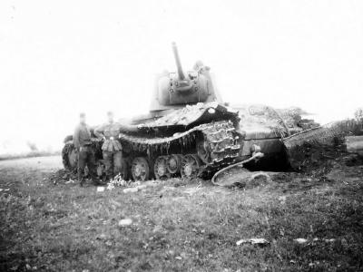 German troops inspect heavy tank KV-1 2