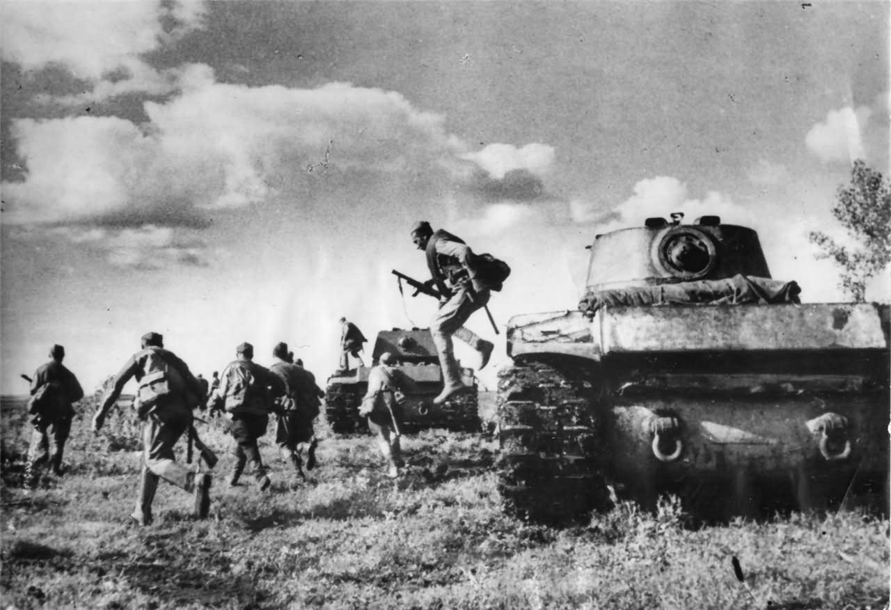 KV1_tanks_and_Russian_Troops_in_Action_near_Stalingrad.jpg