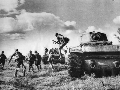 KV1 tanks and Russian Troops in Action near Stalingrad
