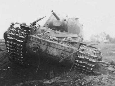 Soviet heavy tank Kliment Voroshilov KV-1 photo 1