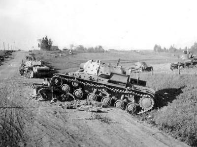 destroyed tanks KV-1 model 1941 s ekranami and T-26