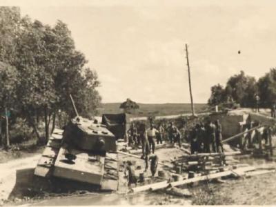 KV-1 tank stuck in a muddy river bed