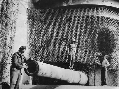 Canadian troops inspect captured battery Friedrich August La Tresorie