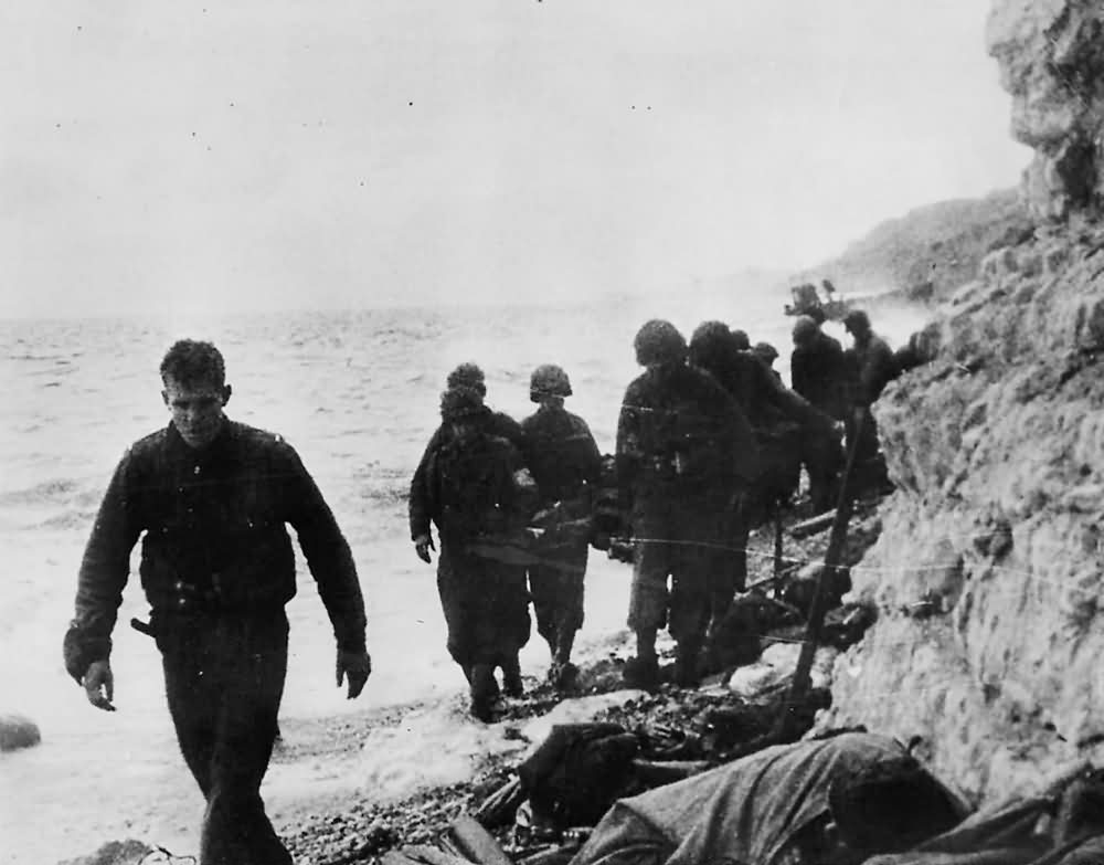 US Army 16th Infantry Regiment, 1st Division with Wounded on Omaha Beach Normandy 1944