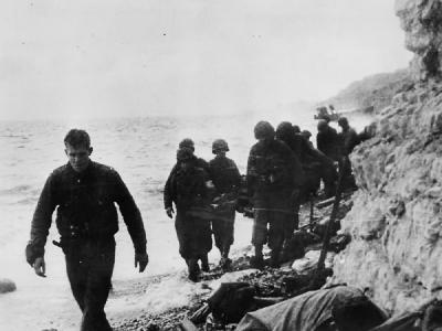 US Army 16th Infantry Regiment, 1st Division with Wounded on Omaha Beach Normandy 1944
