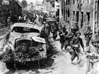 US 9th ID passing KO German truck in Avranches