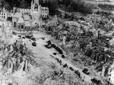 US Tanks and trucks move into ruins of Periers
