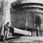 Canadian troops inspect captured battery Friedrich August La Tresorie