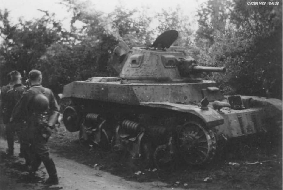 Destoyed Renault AMC 35 2