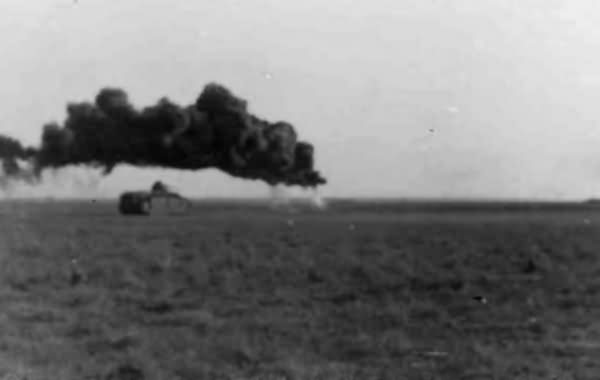 Flammpanzer Panzerkampfwagen B2 740(f) in action