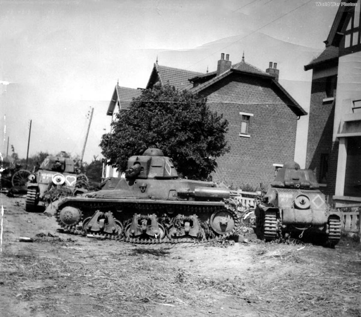H39 tanks in Avesnes-sur-Helpe 1940